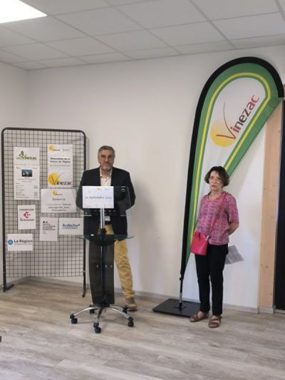 Photo L’association Vinezac Sauvegarder pour transmettre remet un chèque à la commune