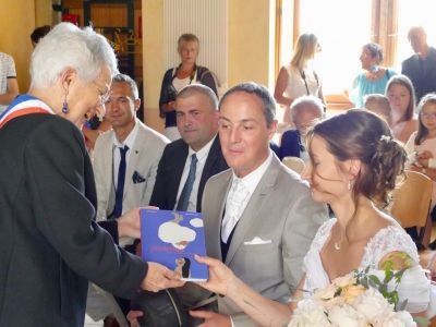 Le premier livre de poèmes offert auc nouveaux mariés par la municipalité