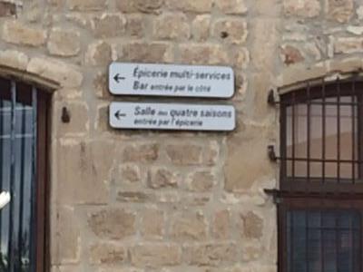 panneaux sur le mur du château Julien