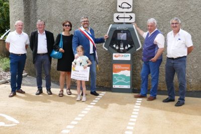 Photo Une borne de recharge électrique à Vinezac