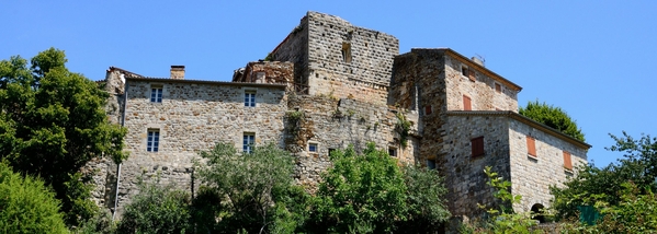 Maison et remparts mélés - Vinezac